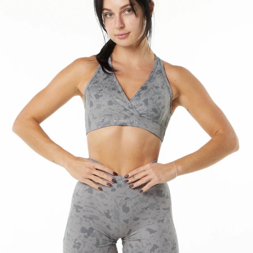 Alphalete Women's Surface Wrap Sports Bra Bike shorts